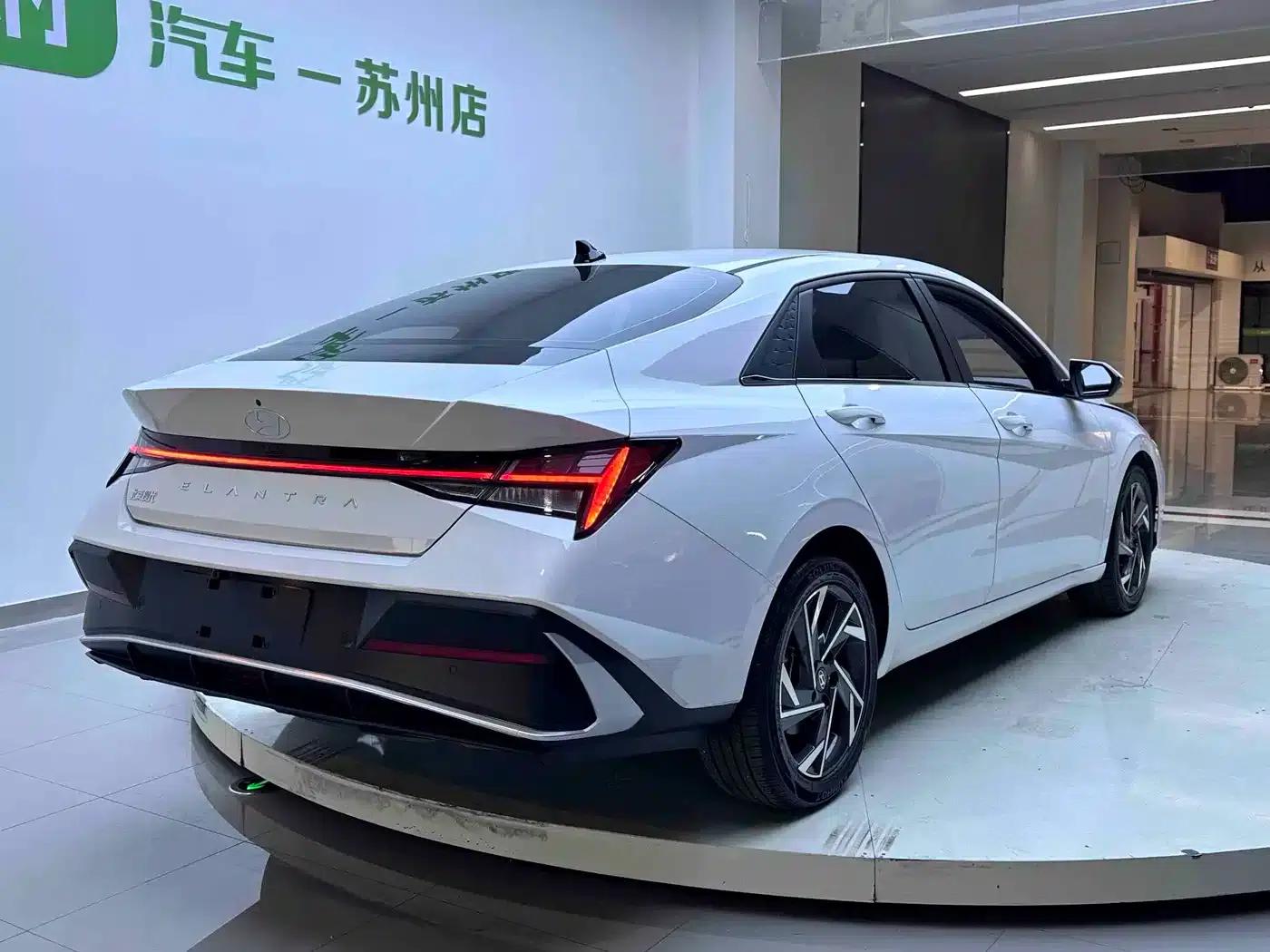 Hyundai Elantra 2023 1.5L CVT LUX Premium Edition — миниатюра 6