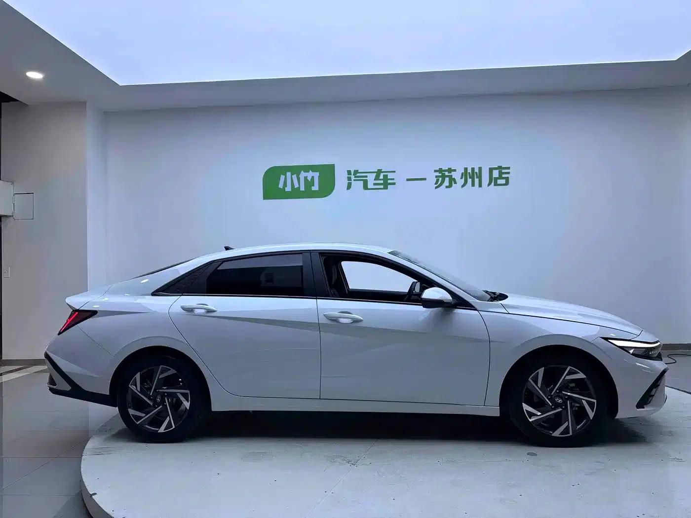 Hyundai Elantra 2023 1.5L CVT LUX Premium Edition — миниатюра 7