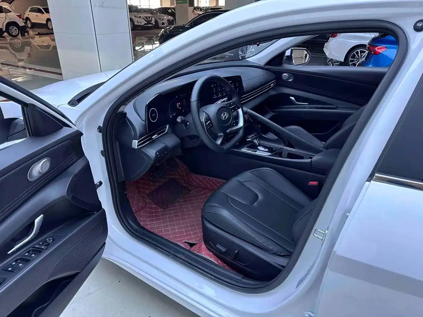Hyundai Elantra 2023 1.5L CVT LUX Premium Edition — миниатюра 10