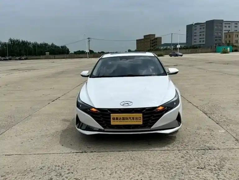 Hyundai Elantra 2022 1.5L CVT LUX Premium Edition — миниатюра 1