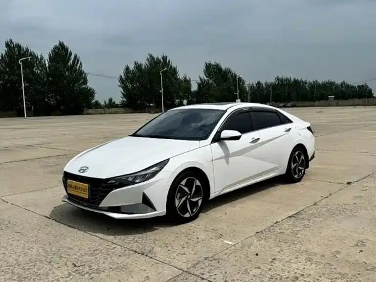 Hyundai Elantra 2022 1.5L CVT LUX Premium Edition — миниатюра 2