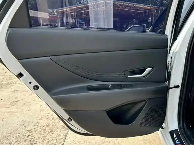 Hyundai Elantra 2022 1.5L CVT LUX Premium Edition — миниатюра 16