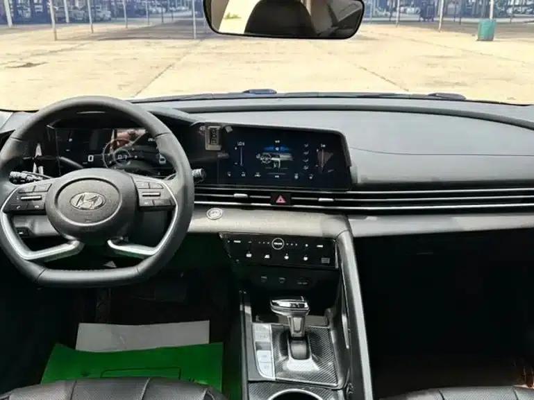 Hyundai Elantra 2022 1.5L CVT LUX Premium Edition — миниатюра 18