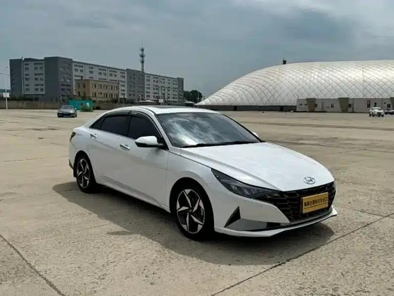 Hyundai Elantra 2022 1.5L CVT LUX Premium Edition — миниатюра 3