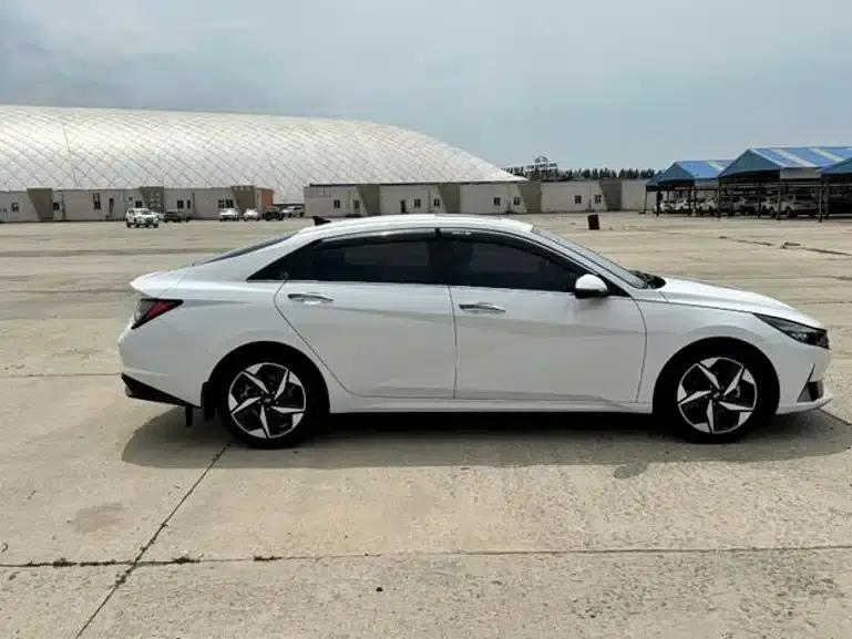 Hyundai Elantra 2022 1.5L CVT LUX Premium Edition — миниатюра 4