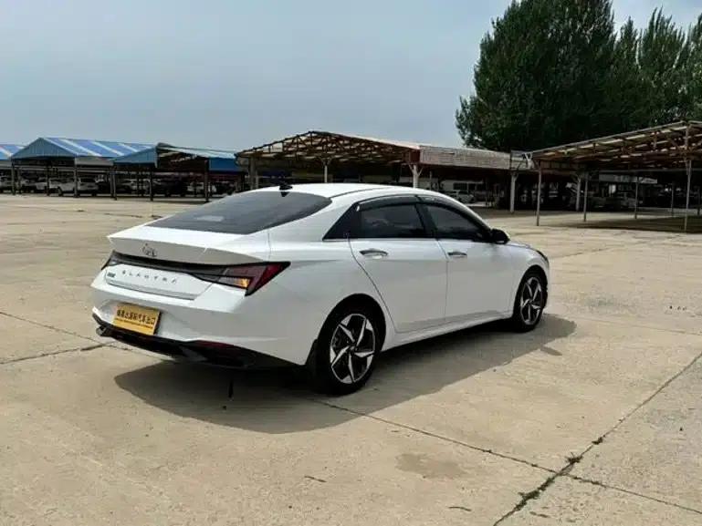Hyundai Elantra 2022 1.5L CVT LUX Premium Edition — миниатюра 5
