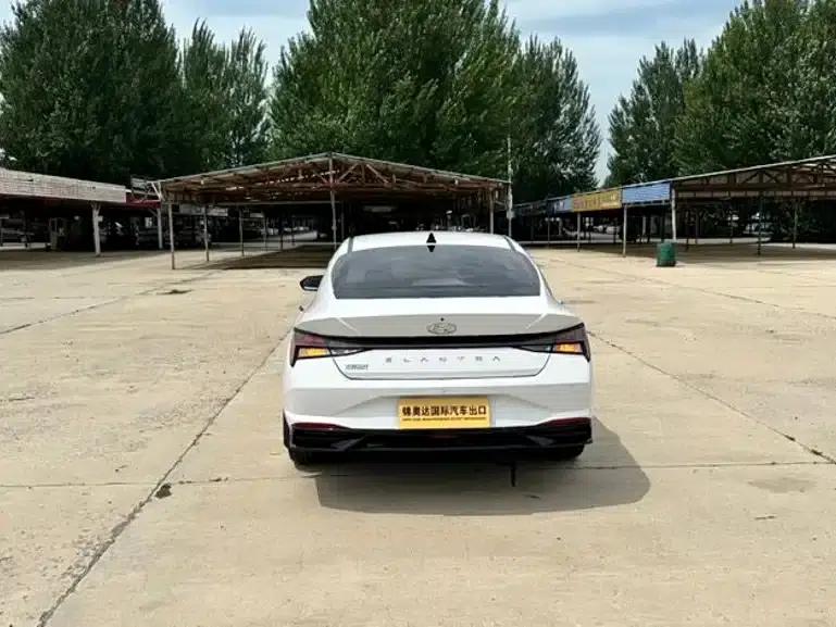 Hyundai Elantra 2022 1.5L CVT LUX Premium Edition — миниатюра 6