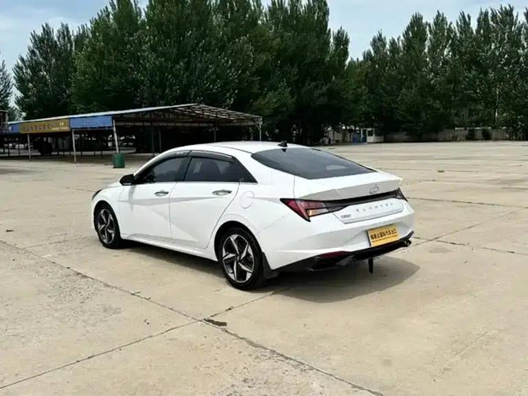 Hyundai Elantra 2022 1.5L CVT LUX Premium Edition — миниатюра 7