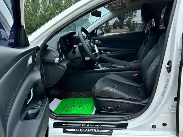 Hyundai Elantra 2022 1.5L CVT LUX Premium Edition — миниатюра 10