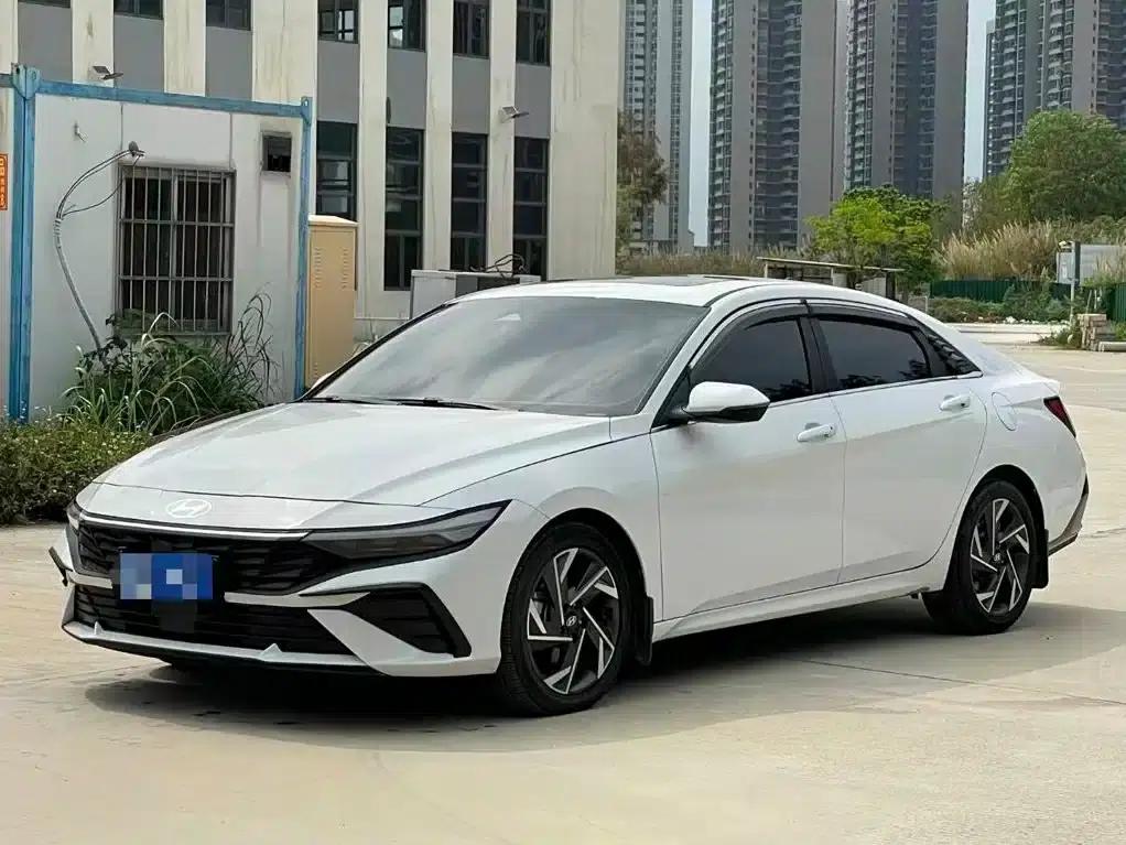 Hyundai Elantra 2023 1.5L CVT LUX Premium Edition — миниатюра 1