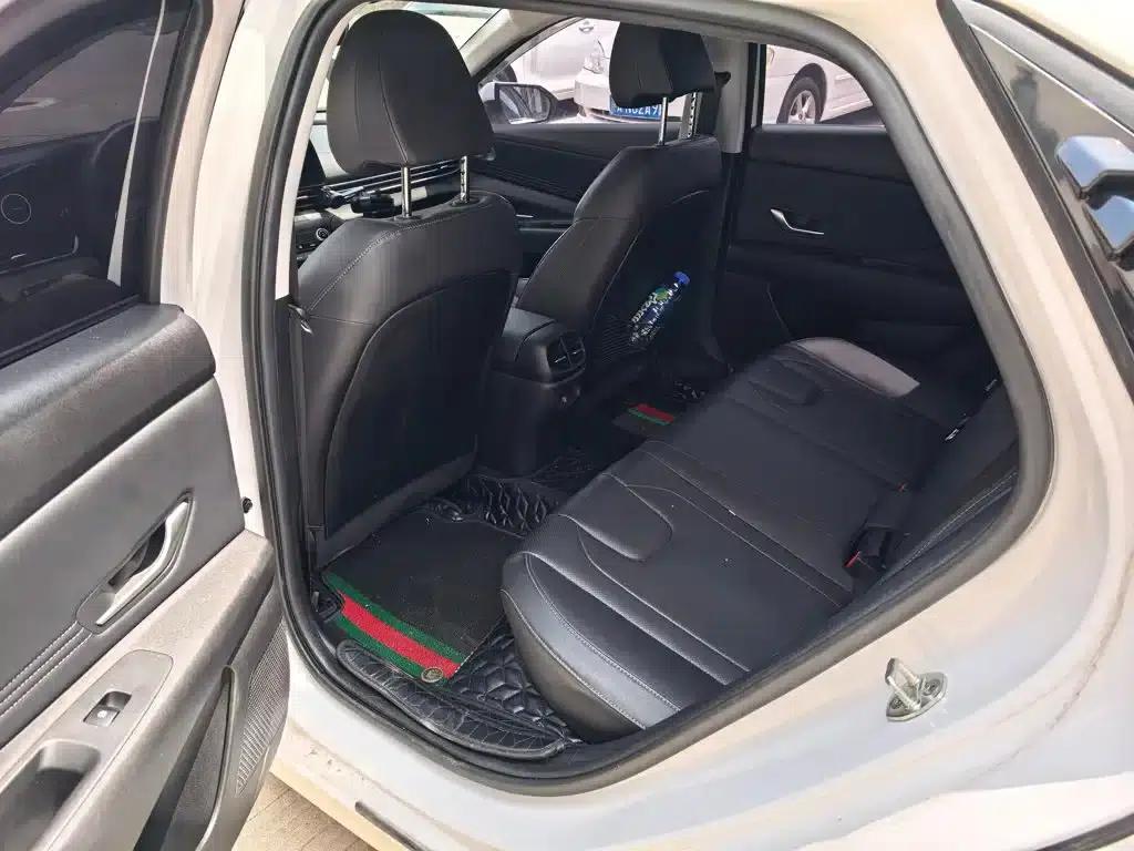 Hyundai Elantra 2023 1.5L CVT LUX Premium Edition — миниатюра 2