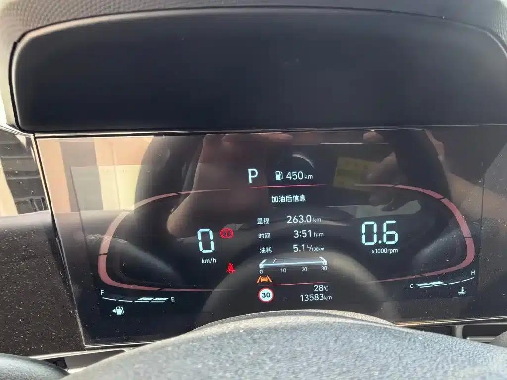 Hyundai Elantra 2023 1.5L CVT LUX Premium Edition — миниатюра 3