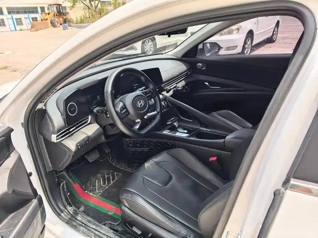 Hyundai Elantra 2023 1.5L CVT LUX Premium Edition — миниатюра 4