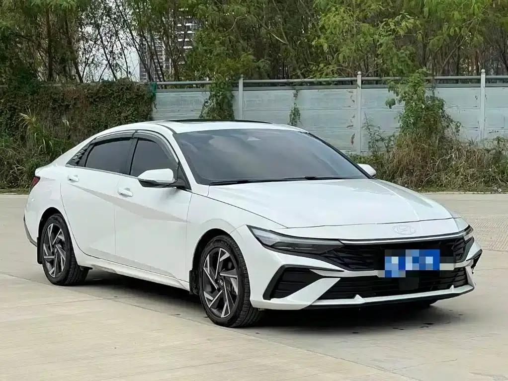 Hyundai Elantra 2023 1.5L CVT LUX Premium Edition — миниатюра 5