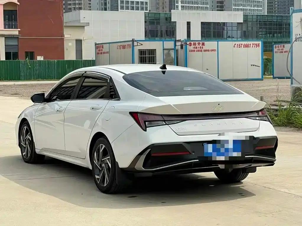 Hyundai Elantra 2023 1.5L CVT LUX Premium Edition — миниатюра 6