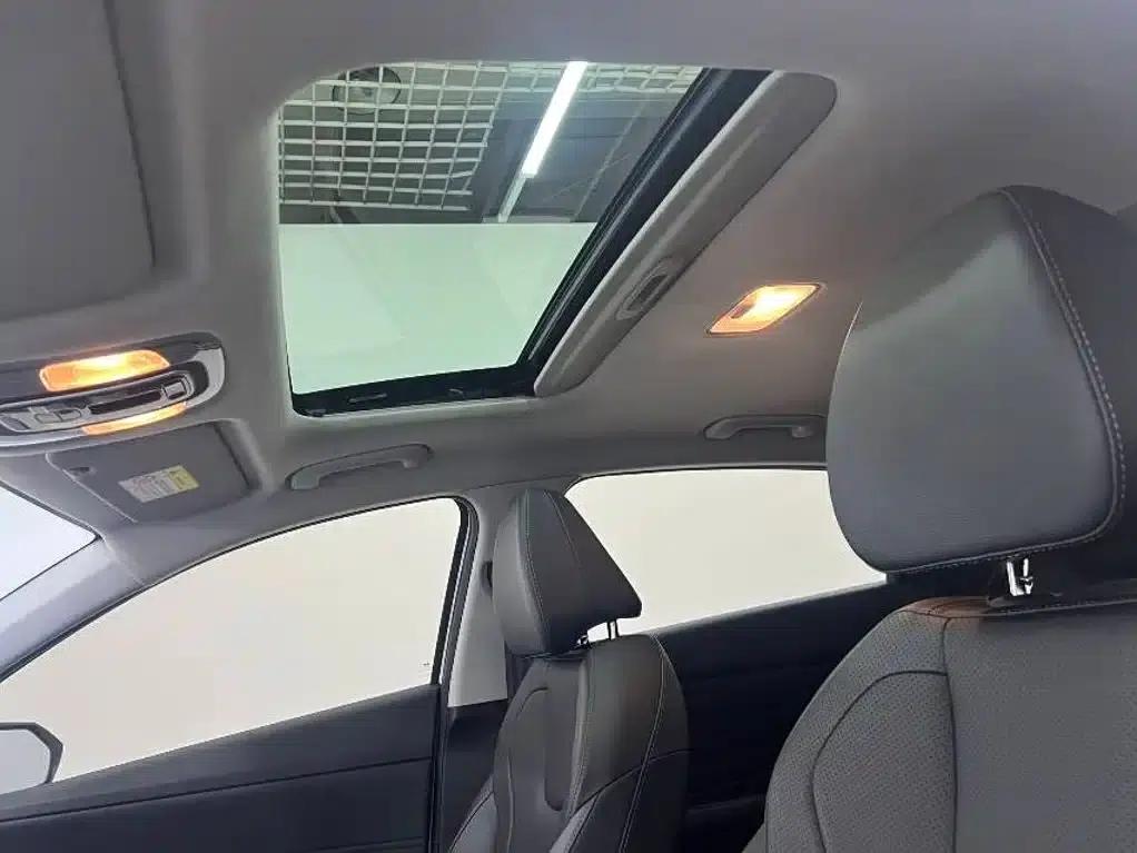 Hyundai Elantra 2023 1.5L CVT LUX Premium Edition — миниатюра 11