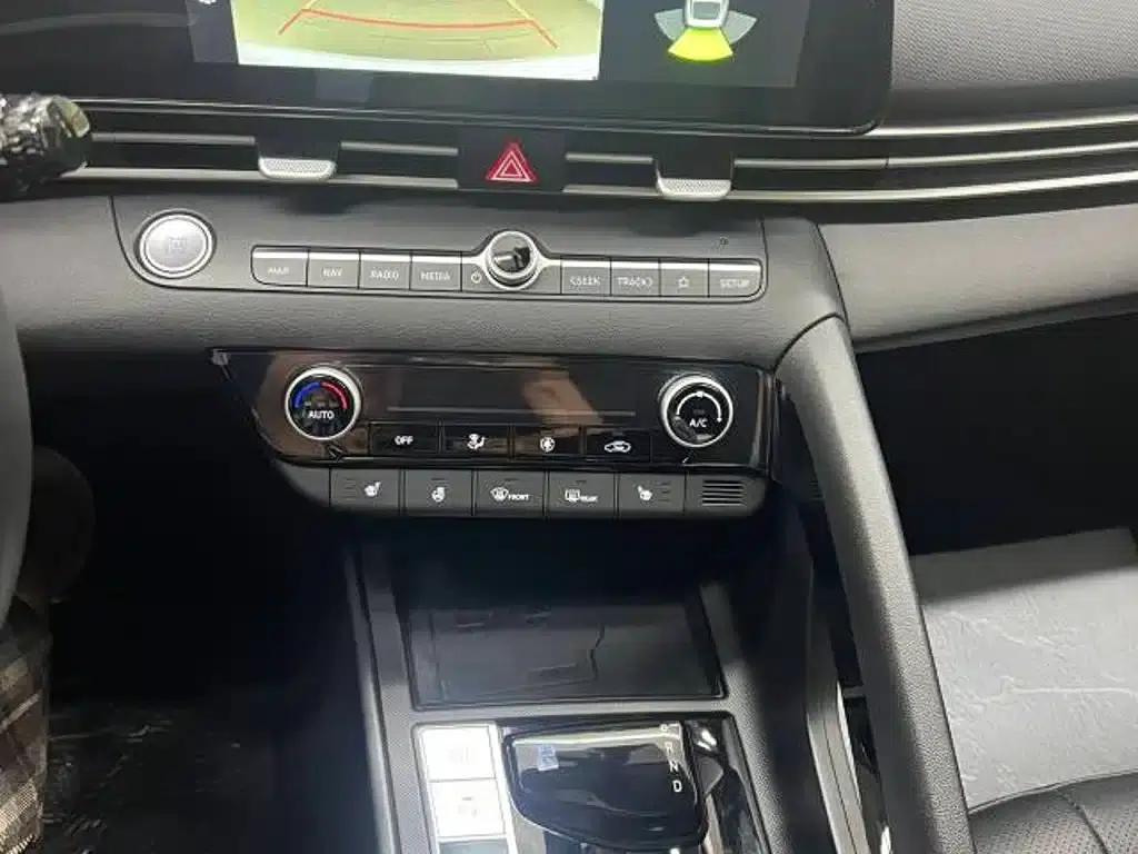 Hyundai Elantra 2023 1.5L CVT LUX Premium Edition — миниатюра 12