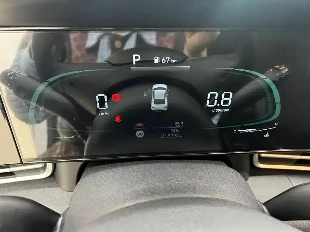 Hyundai Elantra 2023 1.5L CVT LUX Premium Edition — миниатюра 13