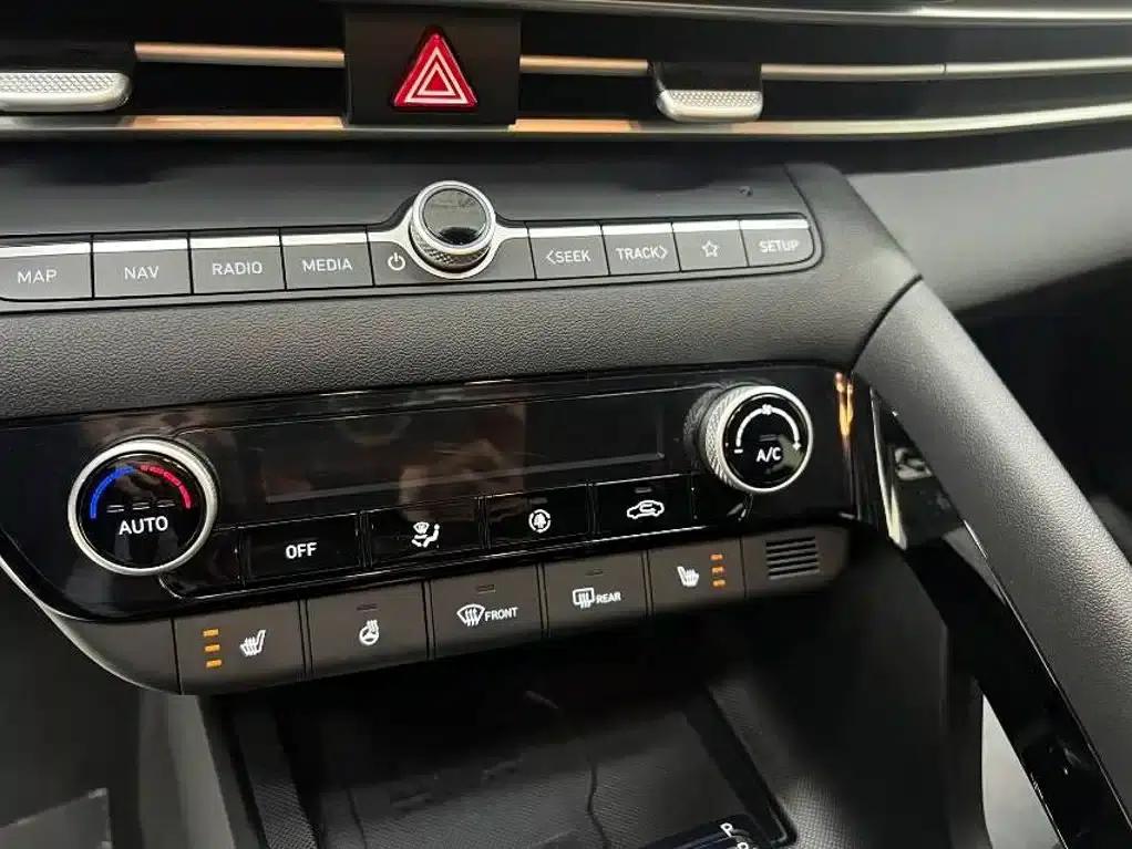 Hyundai Elantra 2023 1.5L CVT LUX Premium Edition — миниатюра 14