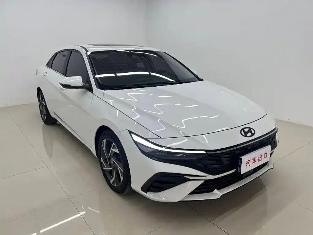 Hyundai Elantra 2023 1.5L CVT LUX Premium Edition — миниатюра 3