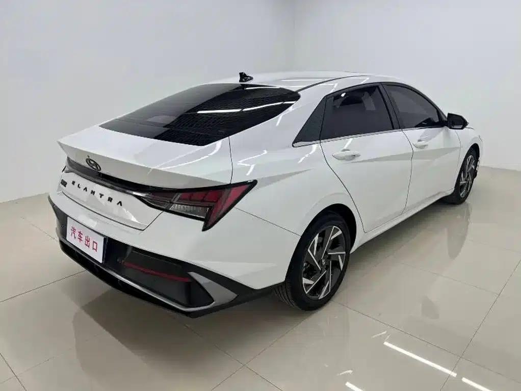 Hyundai Elantra 2023 1.5L CVT LUX Premium Edition — миниатюра 4