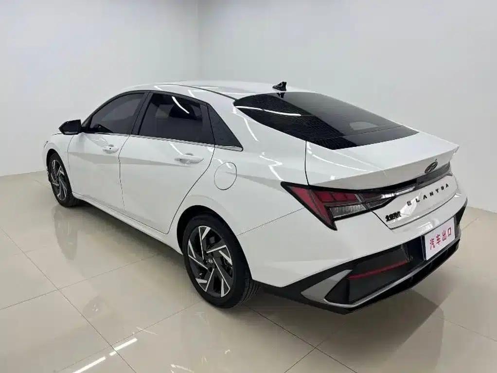 Hyundai Elantra 2023 1.5L CVT LUX Premium Edition — миниатюра 6