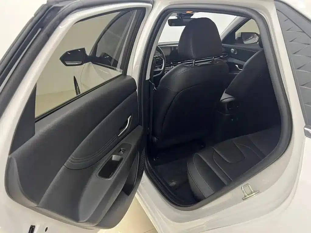 Hyundai Elantra 2023 1.5L CVT LUX Premium Edition — миниатюра 9