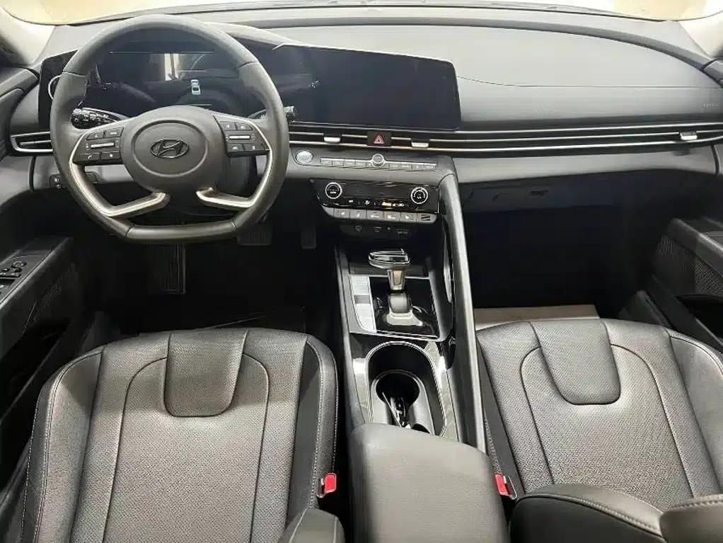 Hyundai Elantra 2023 1.5L CVT LUX Premium Edition — миниатюра 10