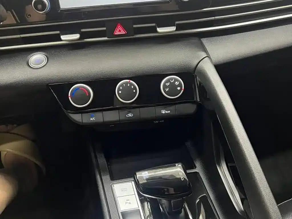 Hyundai Elantra 2023 1.5L CVT GLX Elite Edition — миниатюра 12