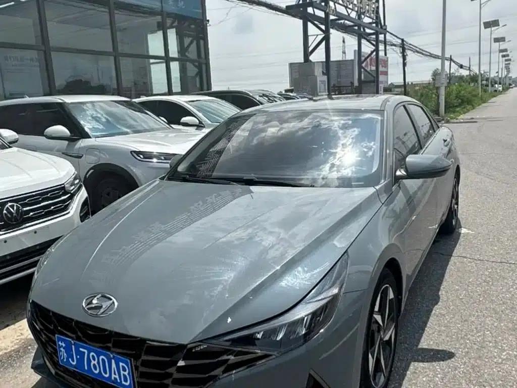 Hyundai Elantra 2022 1.5L CVT LUX Premium Edition — миниатюра 3