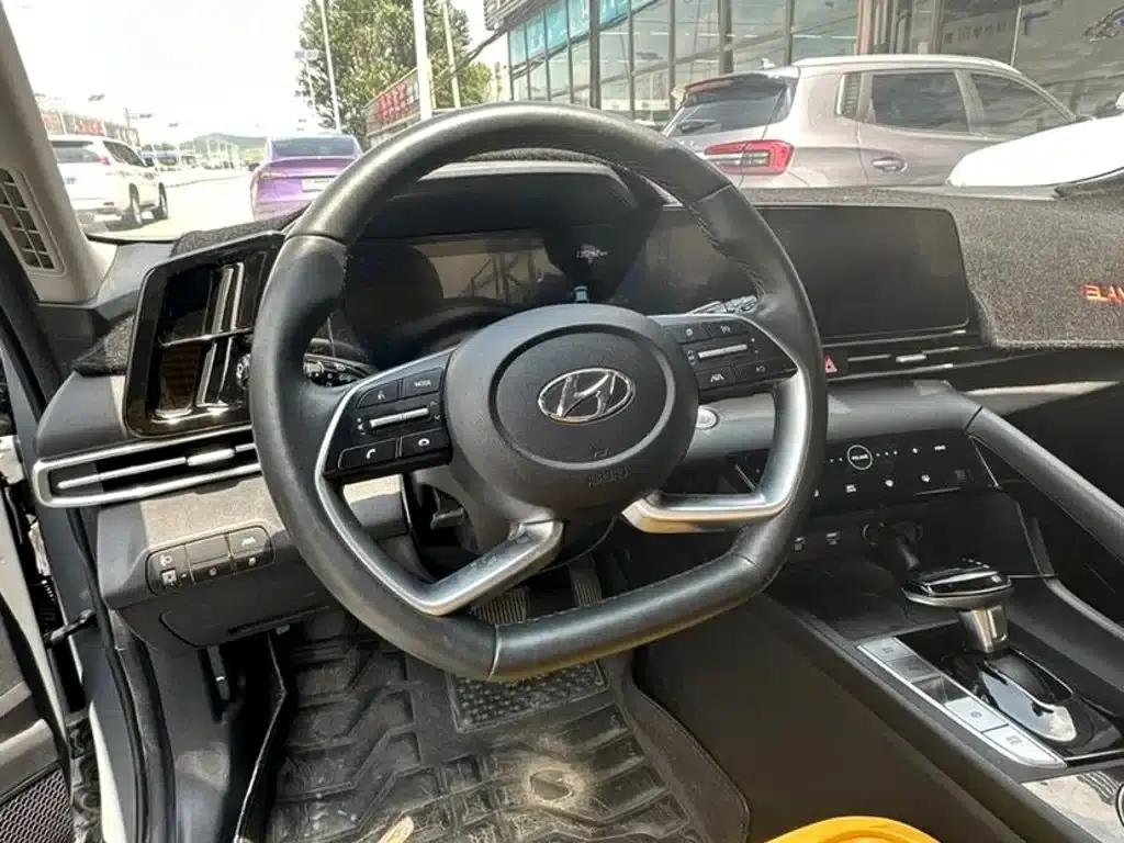 Hyundai Elantra 2022 1.5L CVT LUX Premium Edition — миниатюра 8