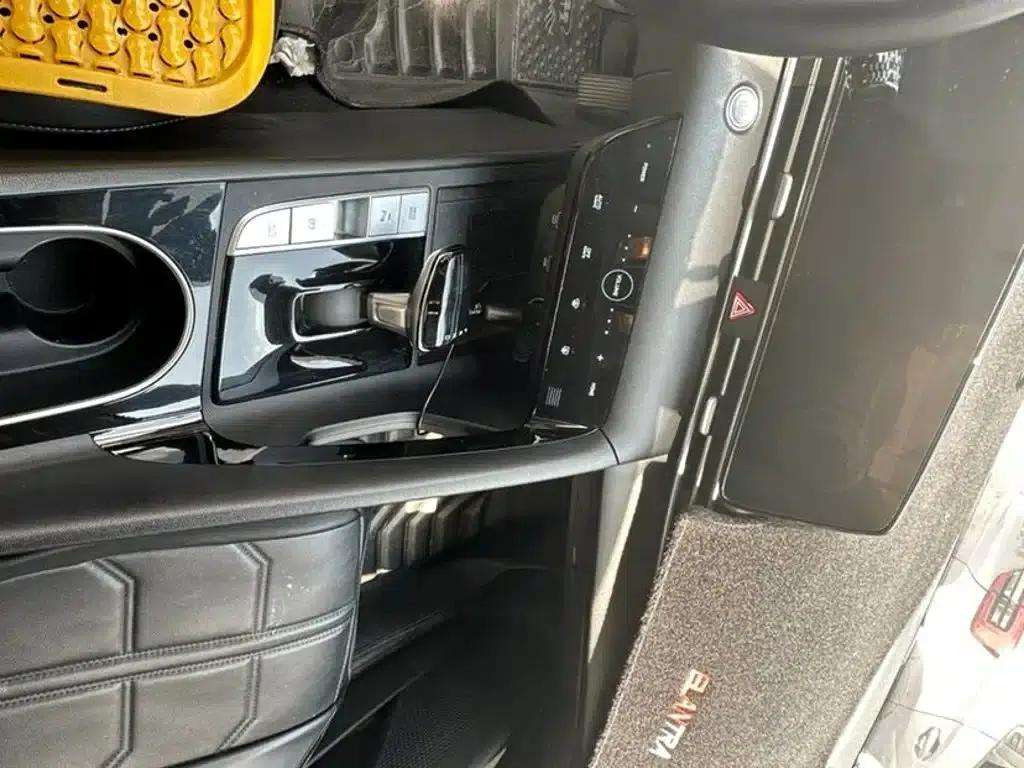 Hyundai Elantra 2022 1.5L CVT LUX Premium Edition — миниатюра 9