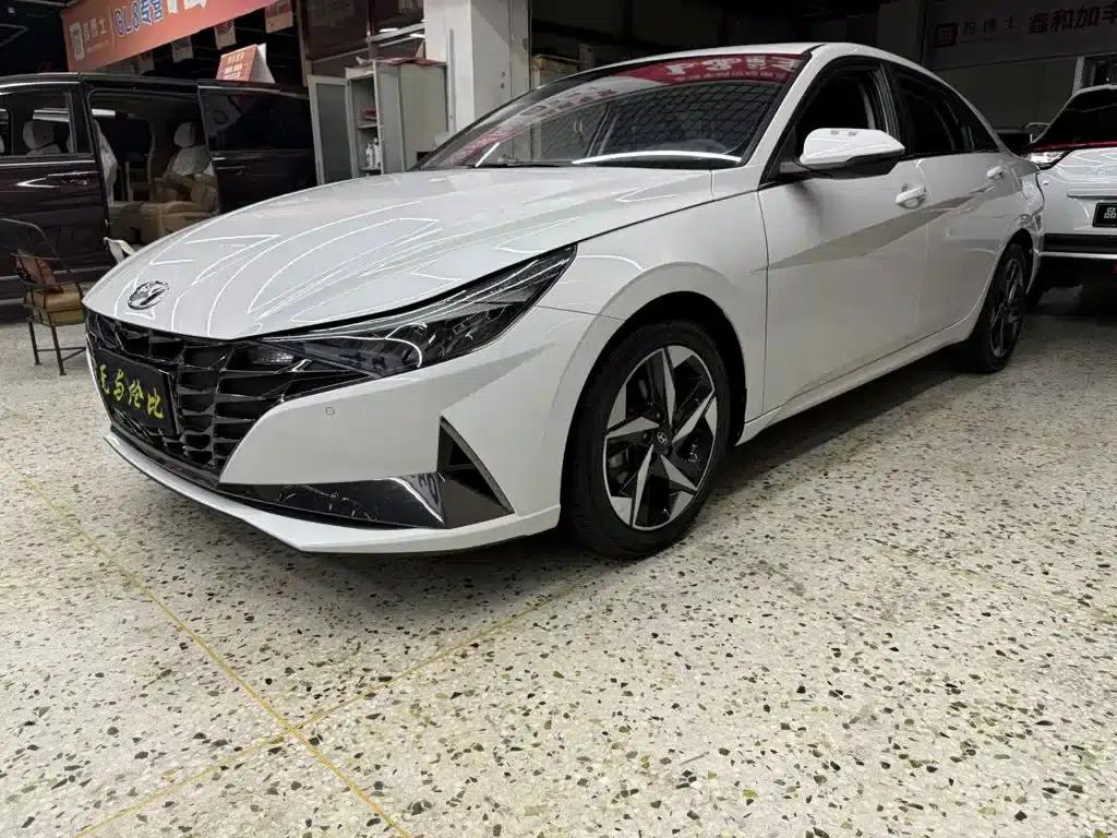 Hyundai Elantra 2022 1.5L CVT LUX Premium Edition — миниатюра 1