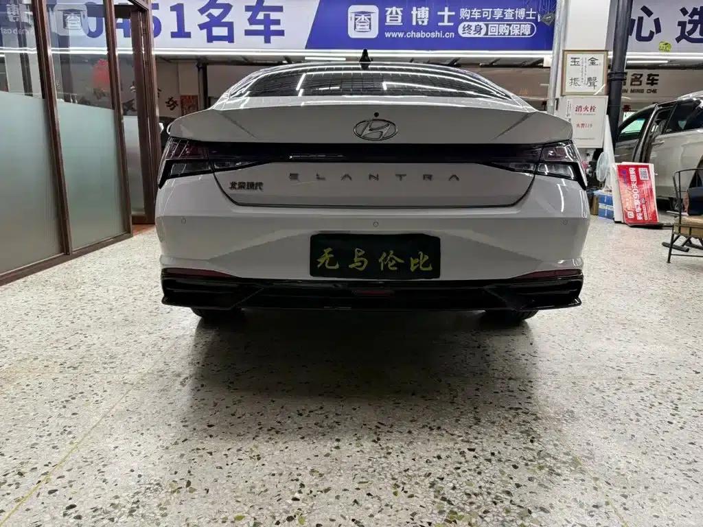 Hyundai Elantra 2022 1.5L CVT LUX Premium Edition — миниатюра 12