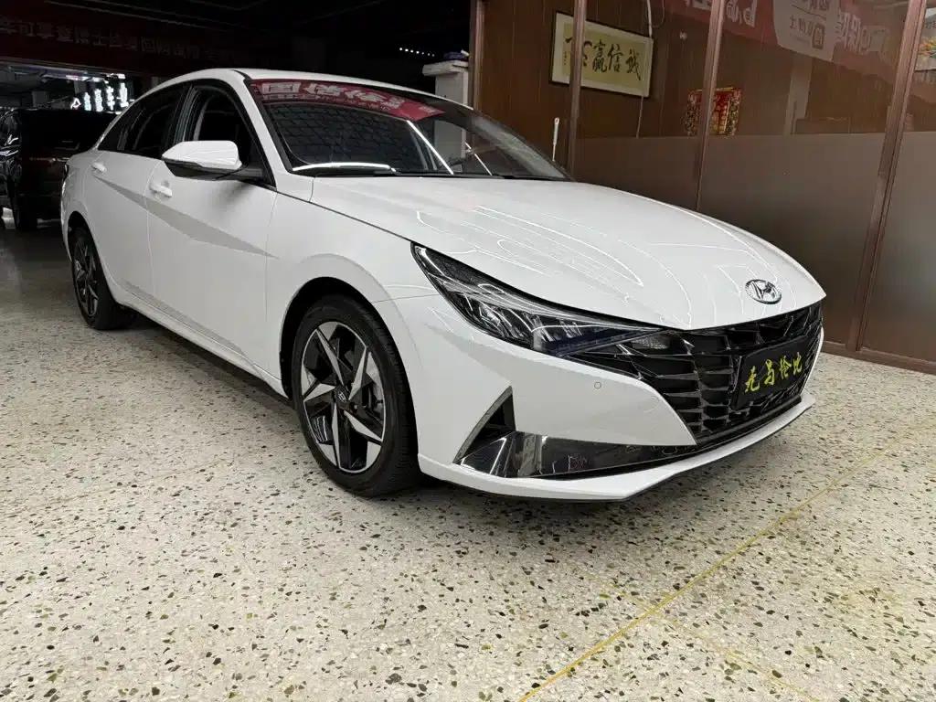 Hyundai Elantra 2022 1.5L CVT LUX Premium Edition — миниатюра 3