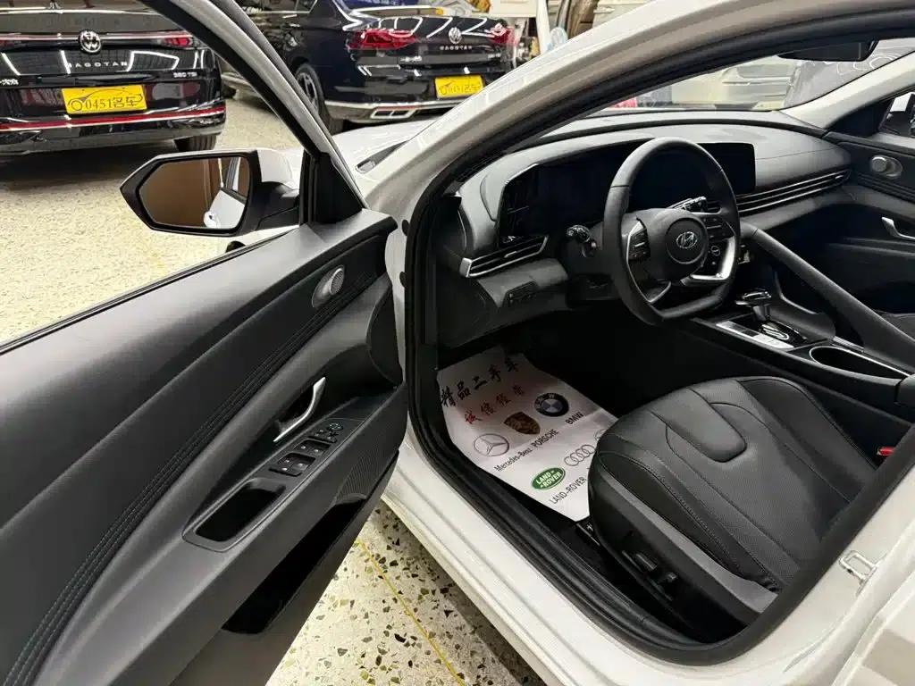 Hyundai Elantra 2022 1.5L CVT LUX Premium Edition — миниатюра 4