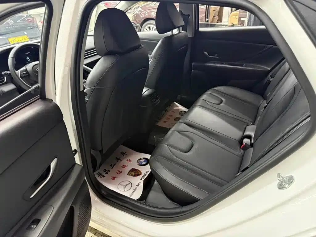 Hyundai Elantra 2022 1.5L CVT LUX Premium Edition — миниатюра 5