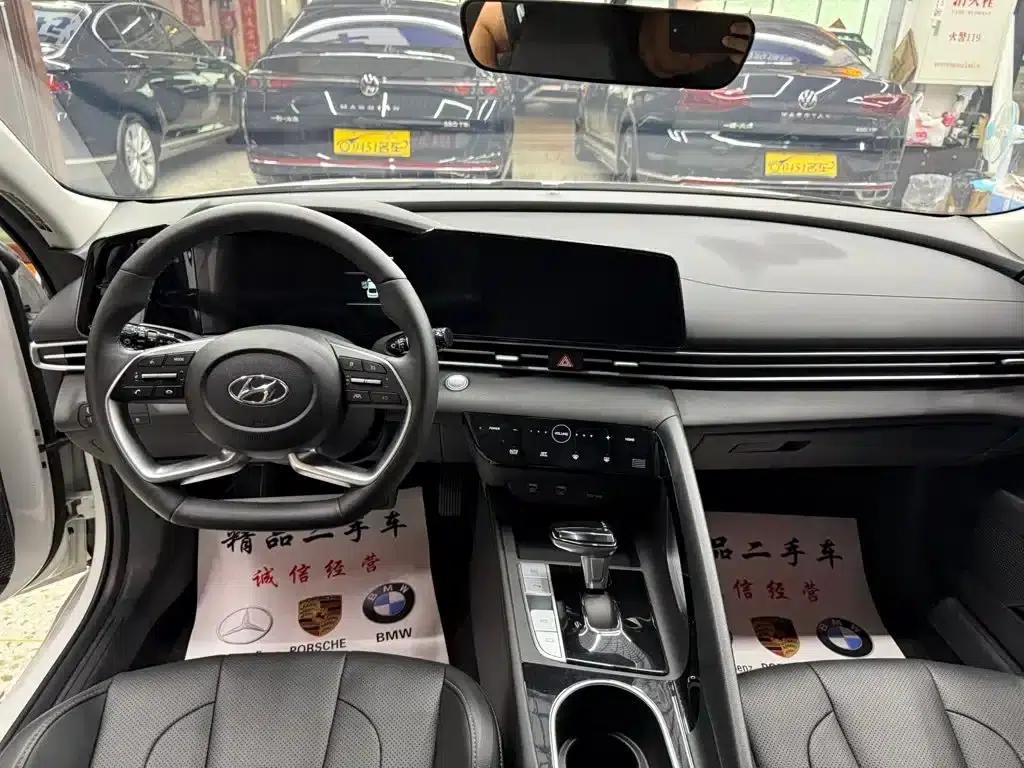 Hyundai Elantra 2022 1.5L CVT LUX Premium Edition — миниатюра 6