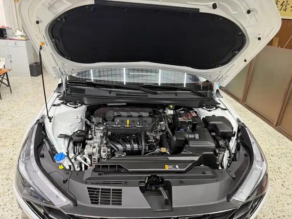 Hyundai Elantra 2022 1.5L CVT LUX Premium Edition — миниатюра 7