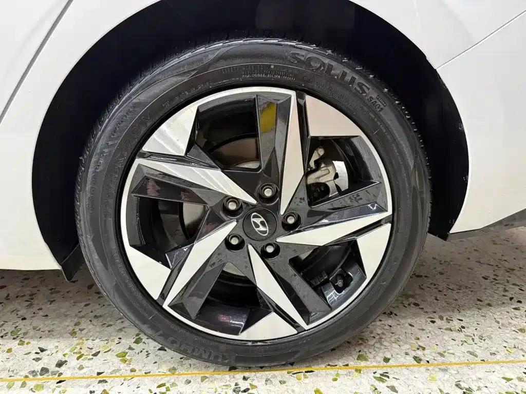 Hyundai Elantra 2022 1.5L CVT LUX Premium Edition — миниатюра 8