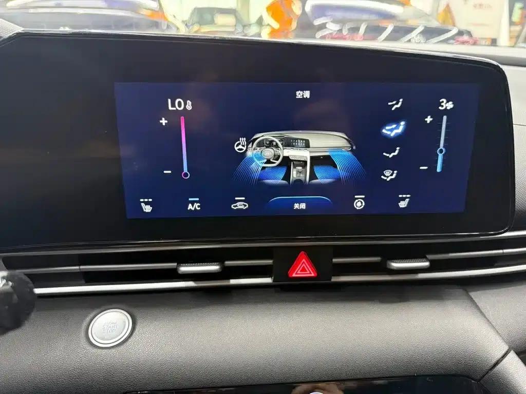 Hyundai Elantra 2022 1.5L CVT LUX Premium Edition — миниатюра 9