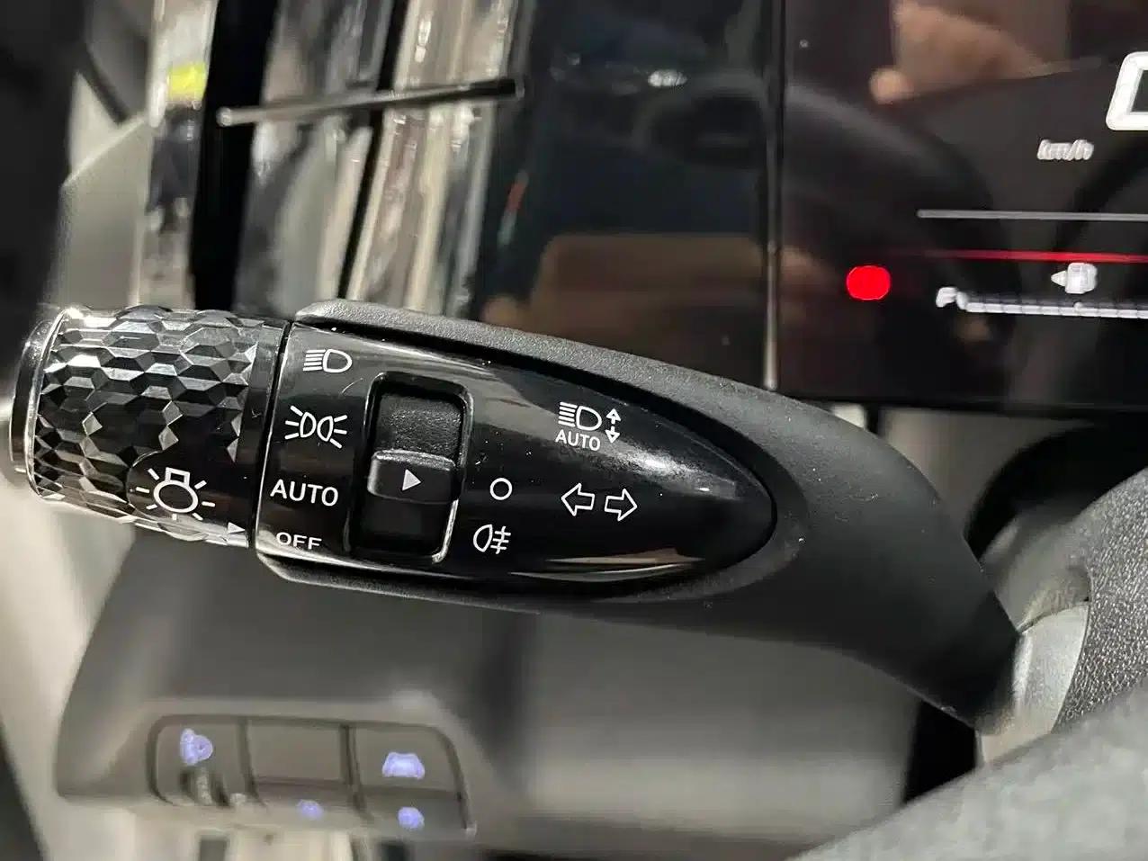 Hyundai Elantra 2021 1.5L CVT LUX Premium Edition — миниатюра 13