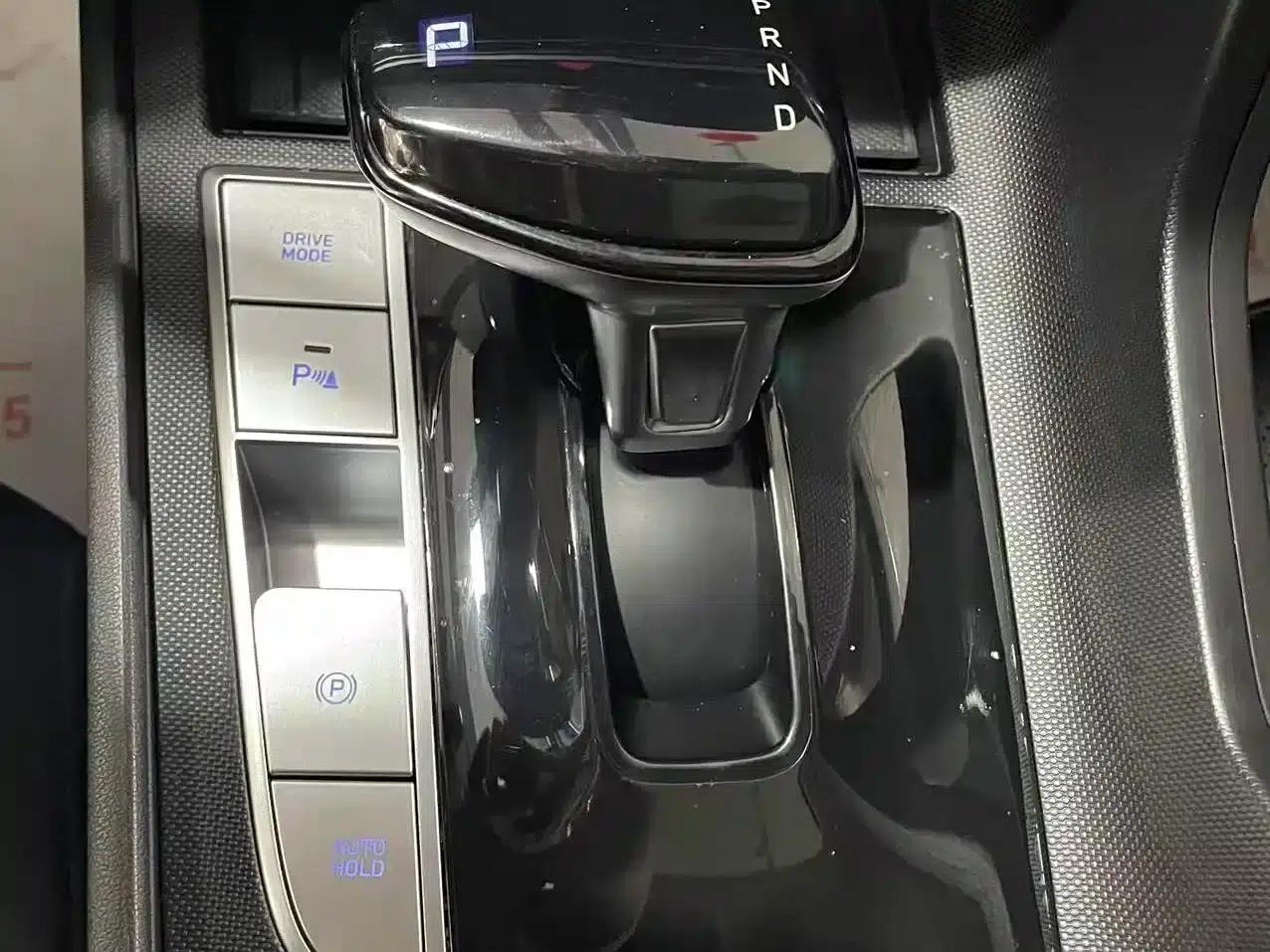 Hyundai Elantra 2021 1.5L CVT LUX Premium Edition — миниатюра 16