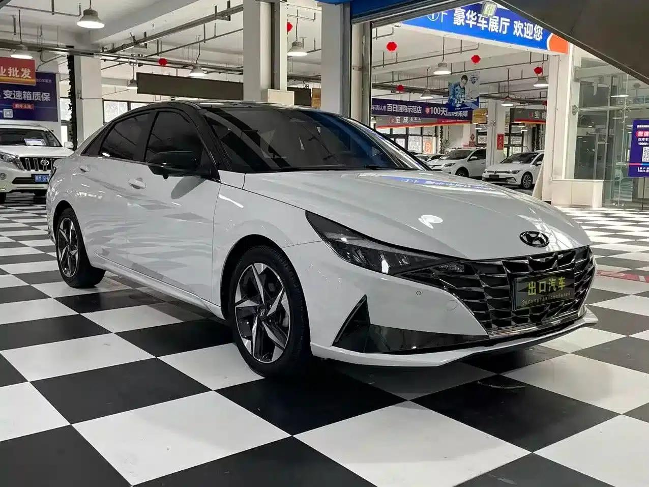 Hyundai Elantra 2021 1.5L CVT LUX Premium Edition — миниатюра 3
