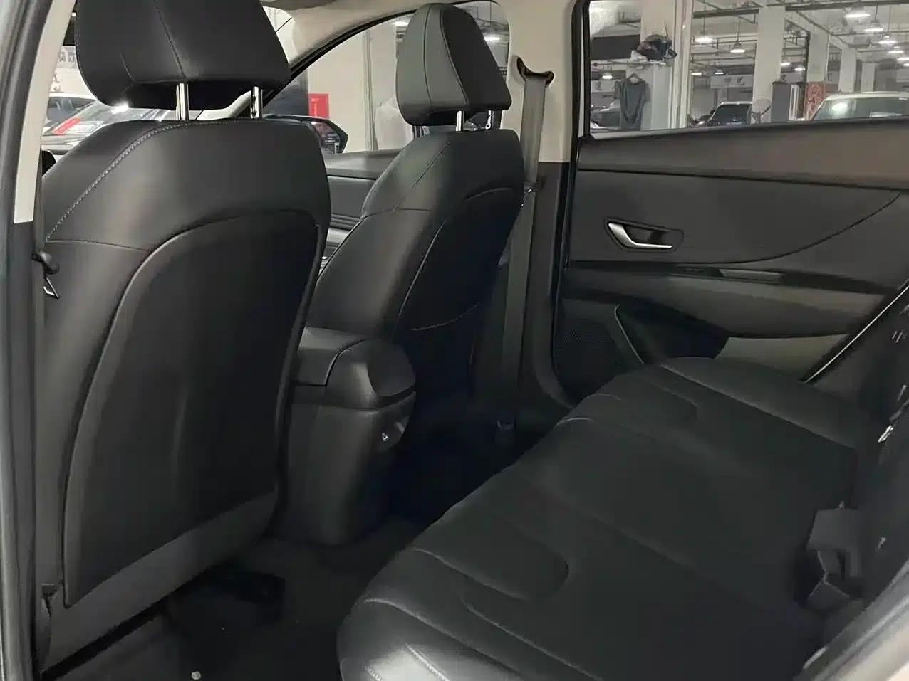 Hyundai Elantra 2021 1.5L CVT LUX Premium Edition — миниатюра 5