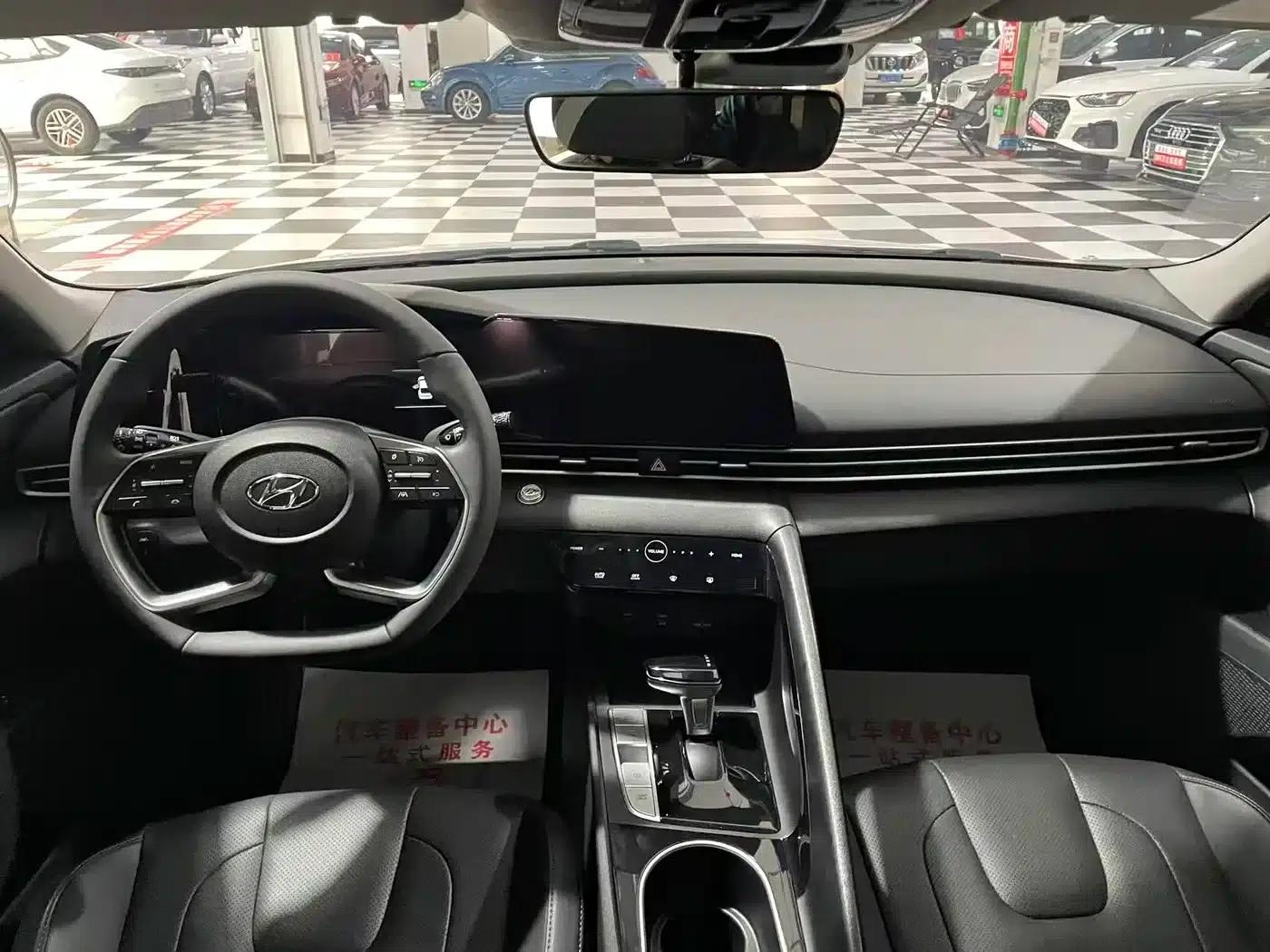 Hyundai Elantra 2021 1.5L CVT LUX Premium Edition — миниатюра 6