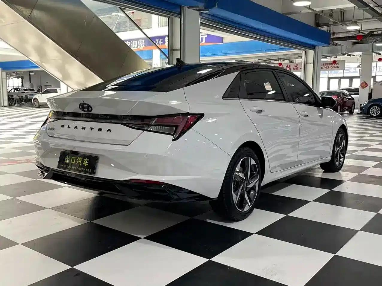 Hyundai Elantra 2021 1.5L CVT LUX Premium Edition — миниатюра 9