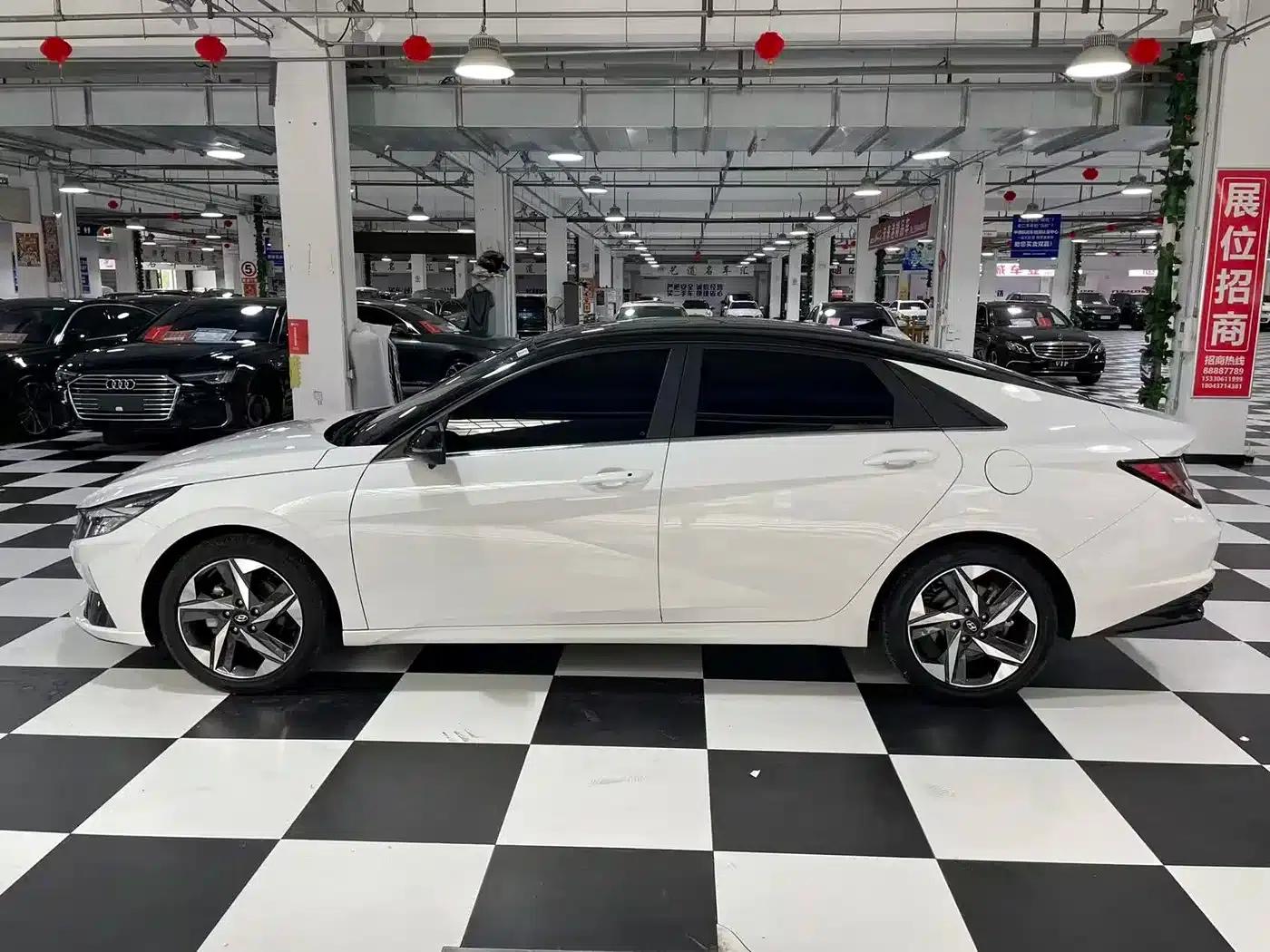 Hyundai Elantra 2021 1.5L CVT LUX Premium Edition — миниатюра 10