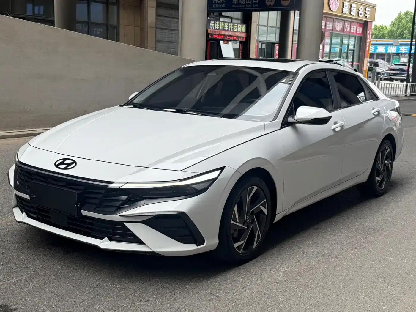 Hyundai Elantra 2023 1.5L CVT LUX Premium Edition — миниатюра 1