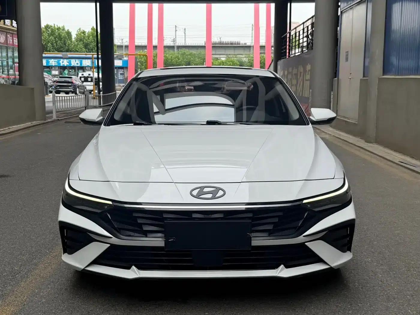 Hyundai Elantra 2023 1.5L CVT LUX Premium Edition — миниатюра 2